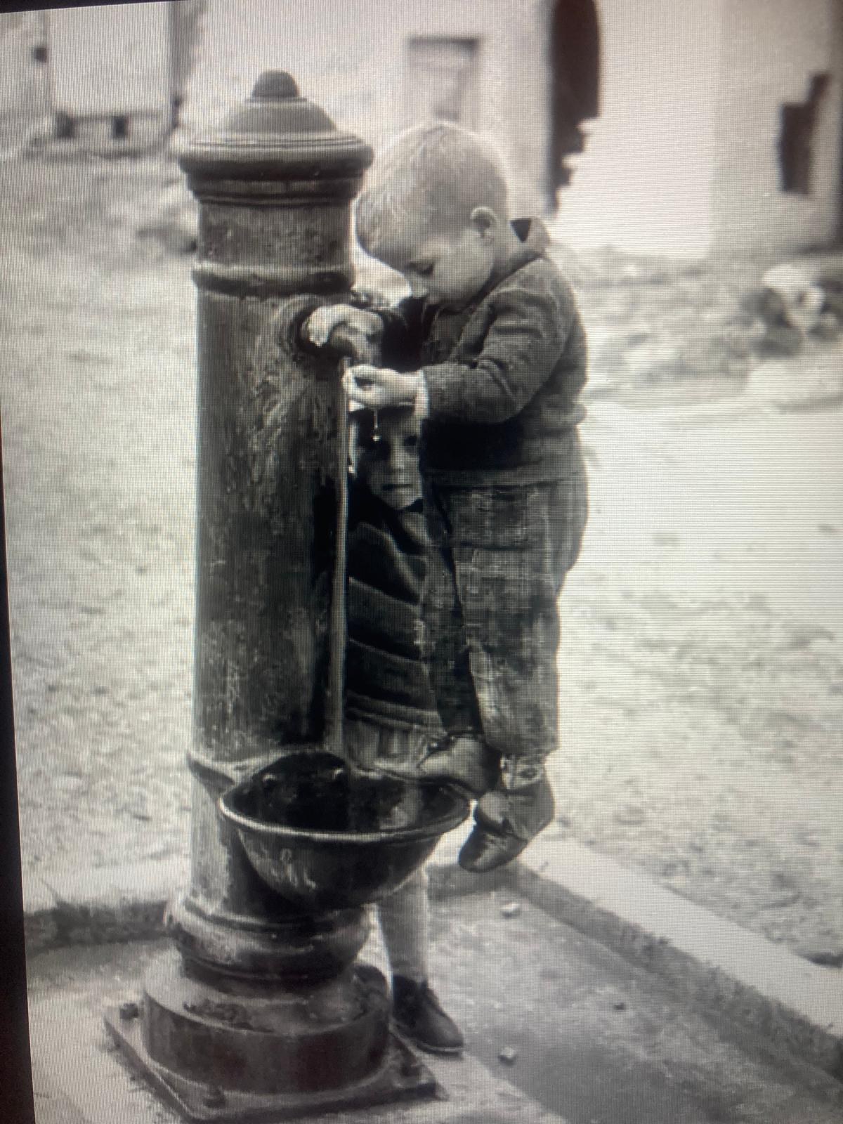 Due bambini a una fontanella, fotografia d'epoca in bianco e nero