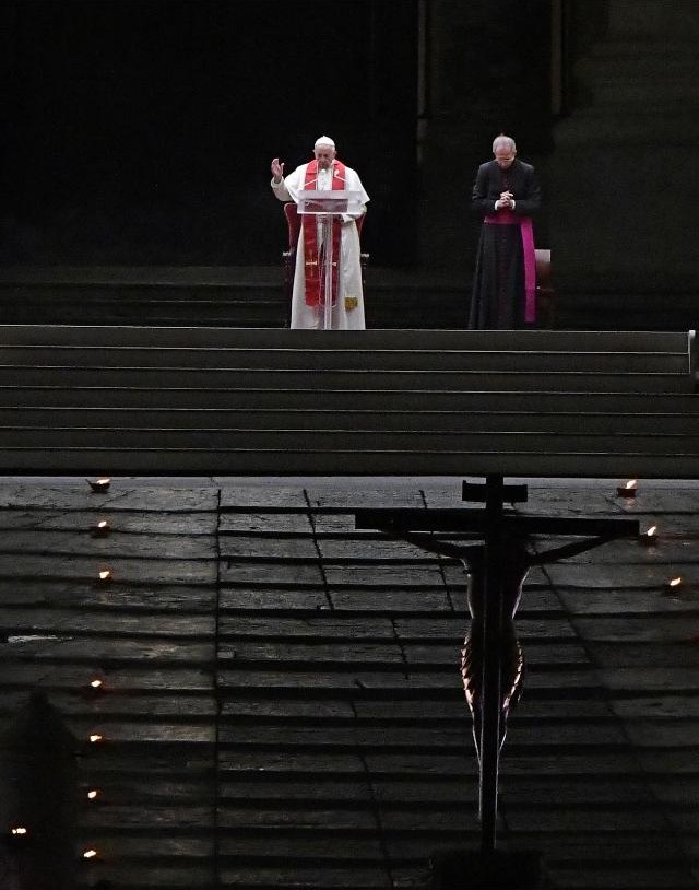 Il Papa in preghiera durante una celebrazione serale