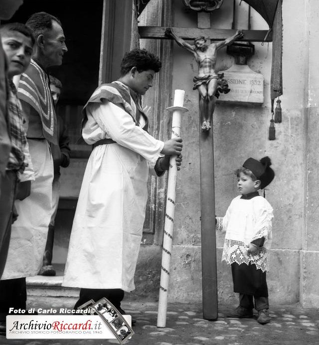 Chierichetti con il crocifisso durante una processione, scatto storico