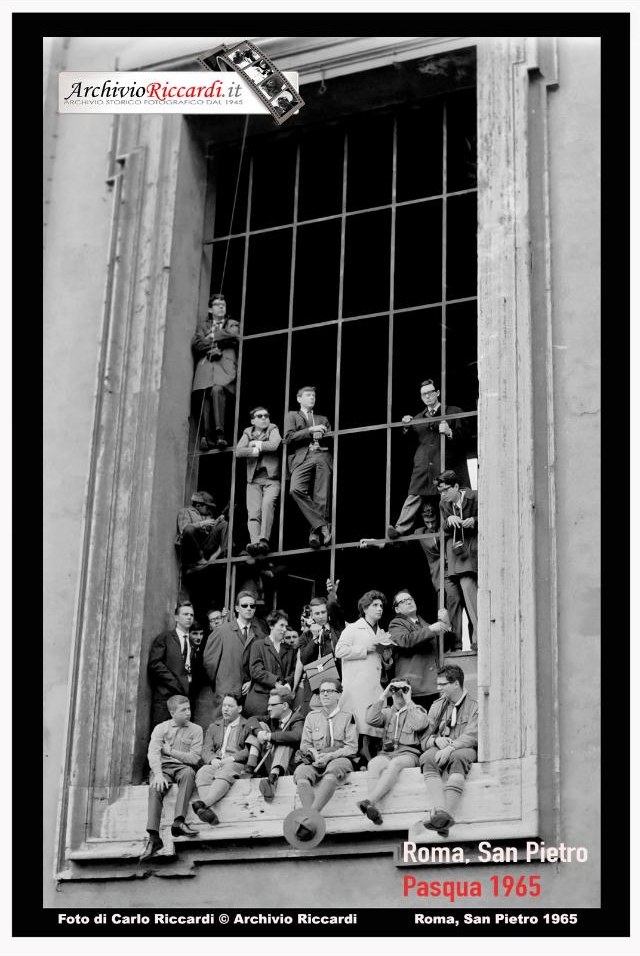 Fedeli affacciati a una finestra a San Pietro, Pasqua 1965