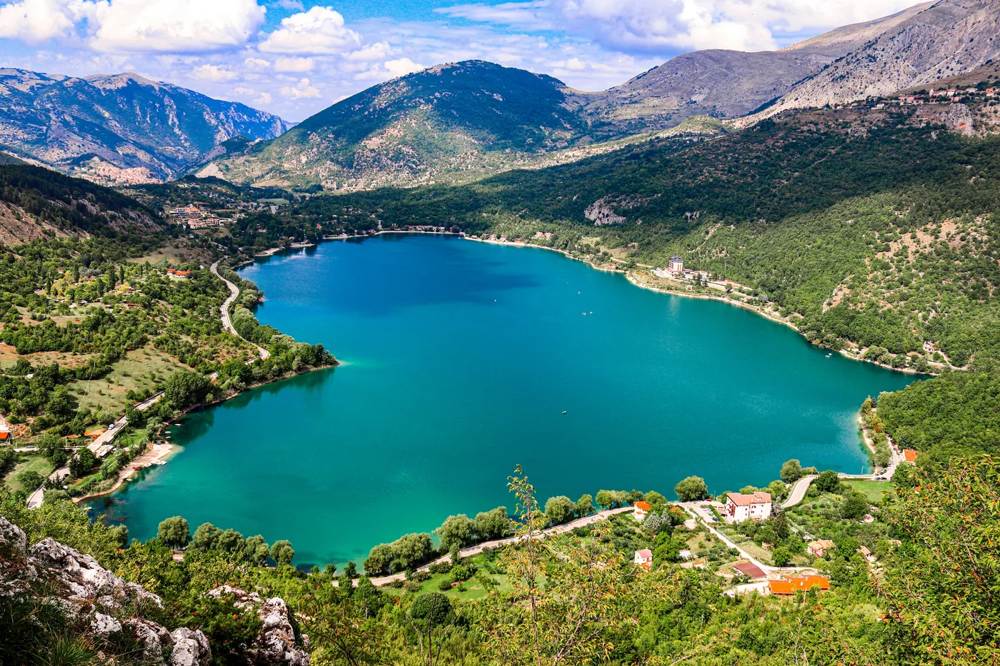 Il lago di Scanno visto dall'alto, con la sua forma a cuore tra i monti boscosi