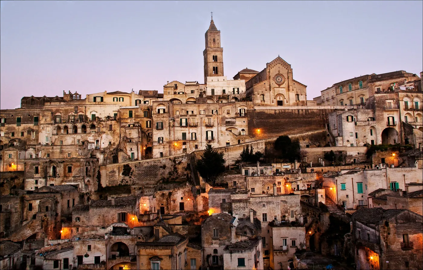 Le case dei Sassi di Matera e la cattedrale nella luce rosa dell'imbrunire
