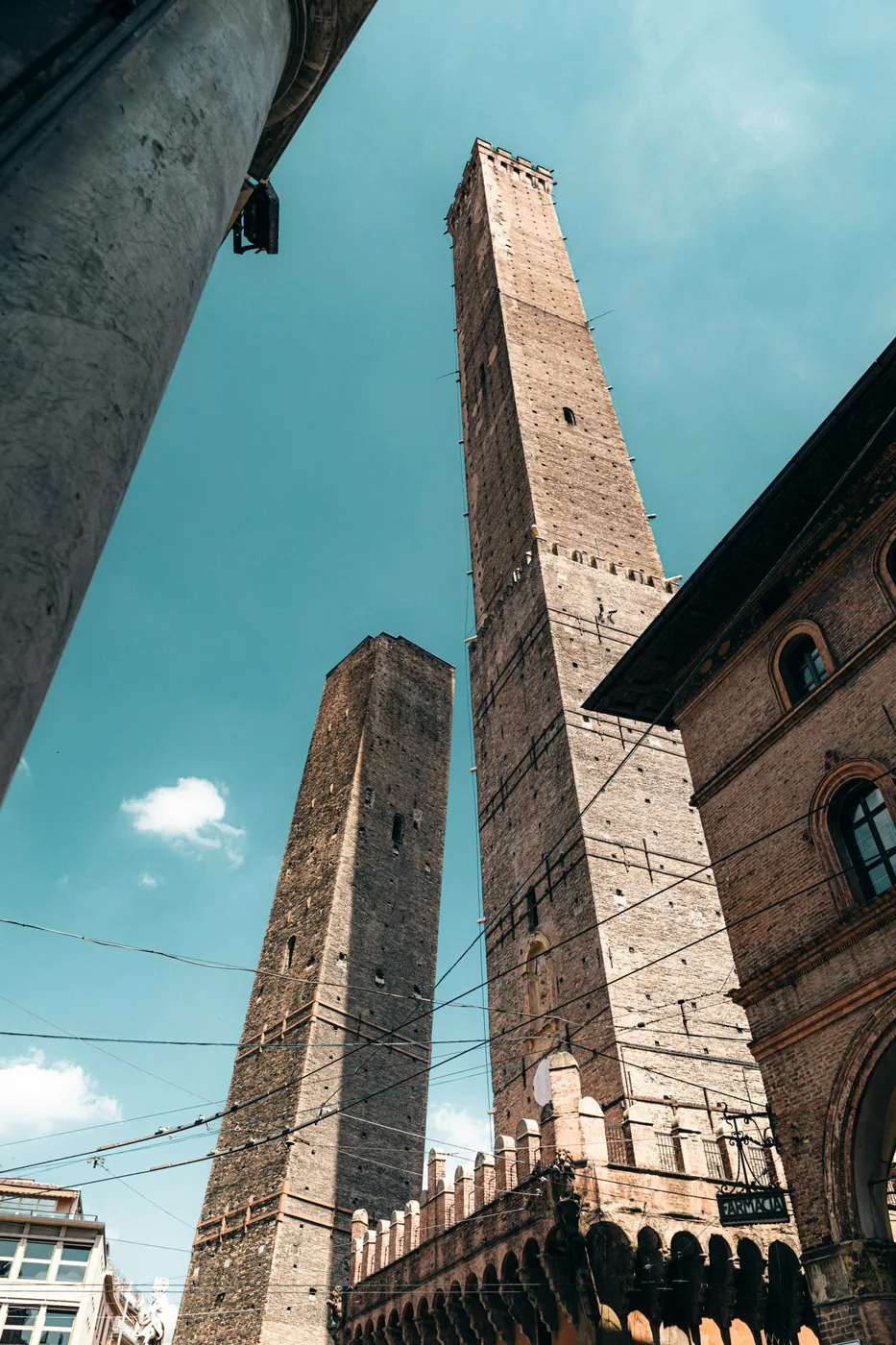 Le Due Torri di Bologna, la Garisenda e l'Asinelli, viste dal basso contro il cielo