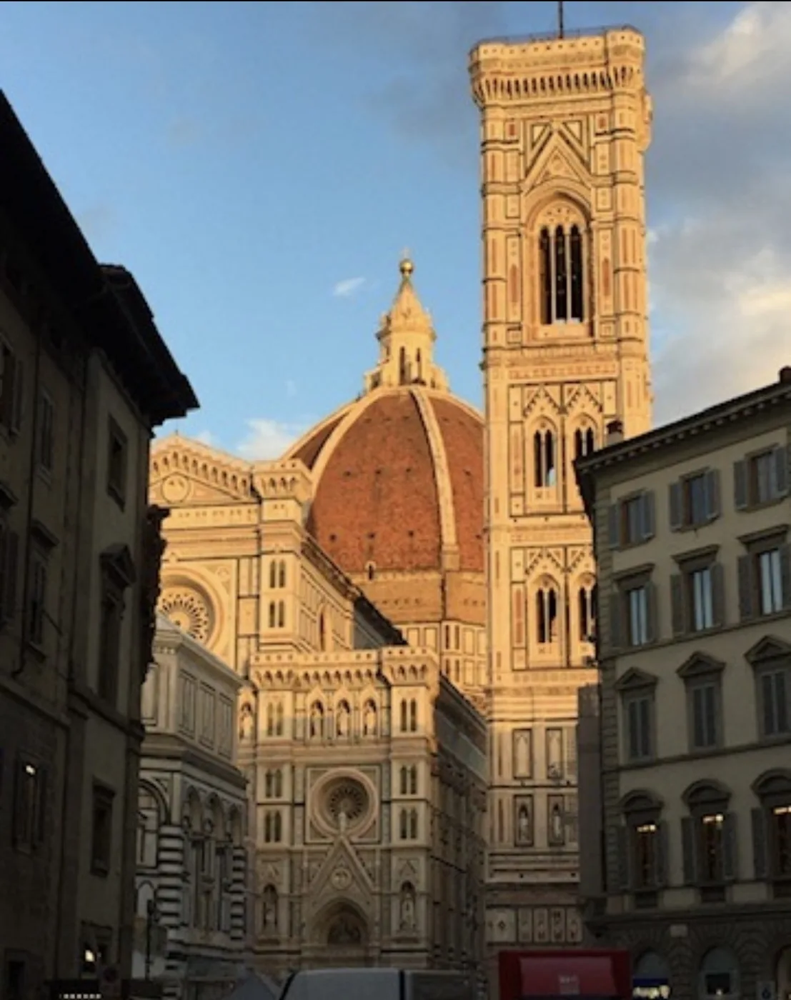 La cupola di Santa Maria del Fiore e il campanile di Giotto nella luce della sera