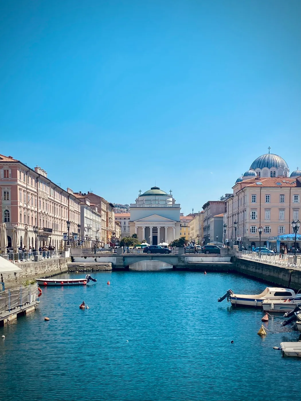 Il Canal Grande di Trieste con le barche, il ponte e la chiesa di Sant'Antonio Taumaturgo in fondo