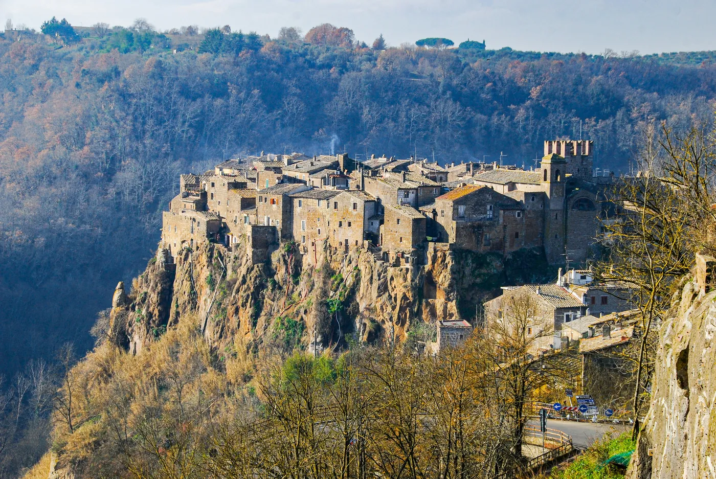 Il borgo di Calcata arroccato su una rupe di tufo sopra la valle boscosa del Treja
