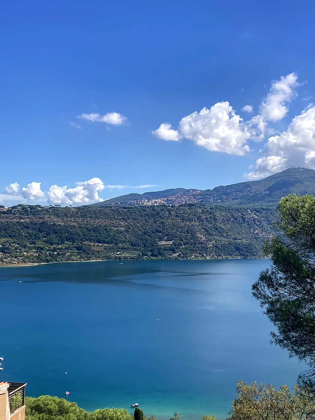 Il lago Albano visto da Castel Gandolfo, con il bordo boscoso del cratere e Rocca di Papa sul colle.