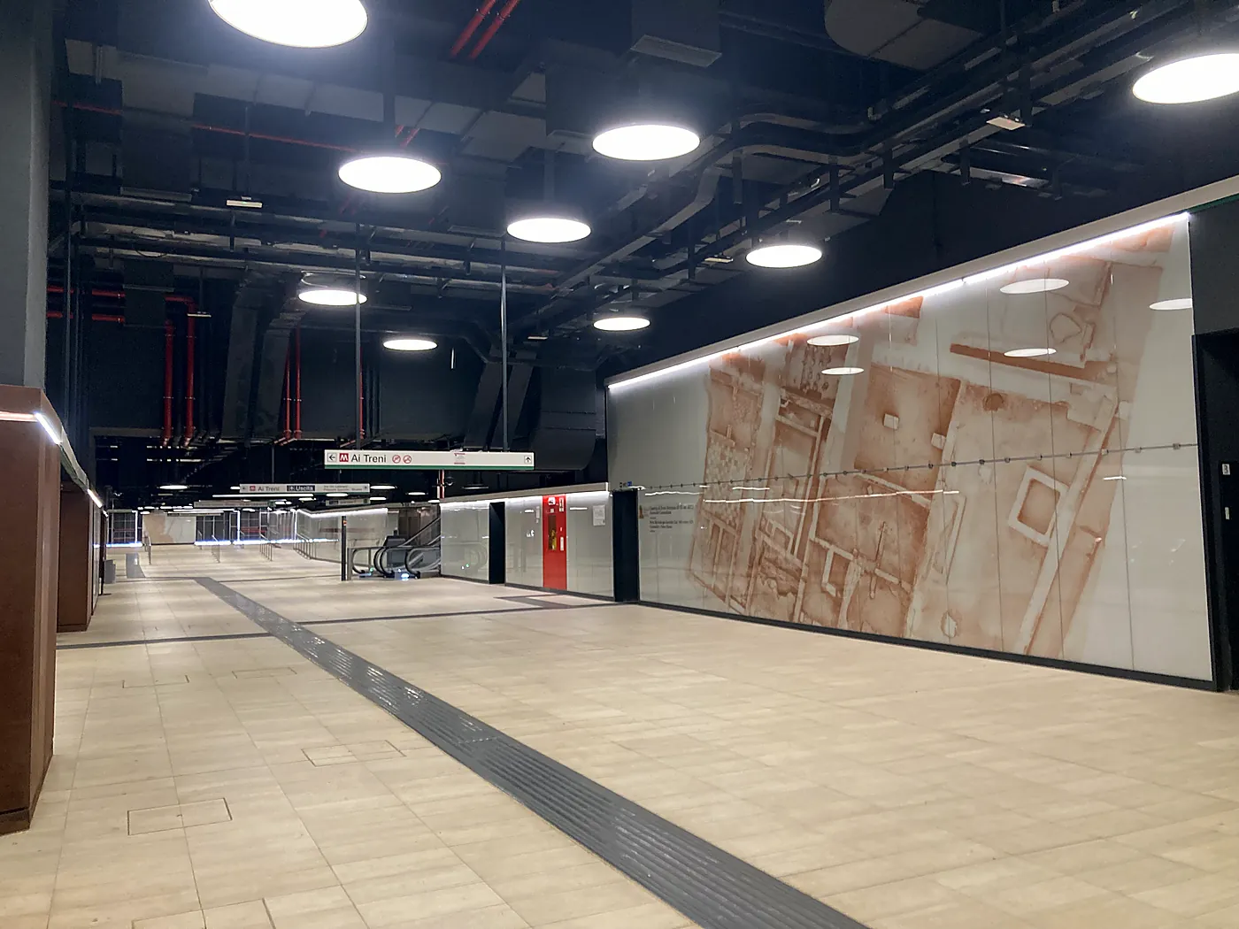 L'atrio di una stazione della Metro C di Roma, con una grande parete che riproduce la planimetria degli scavi archeologici.