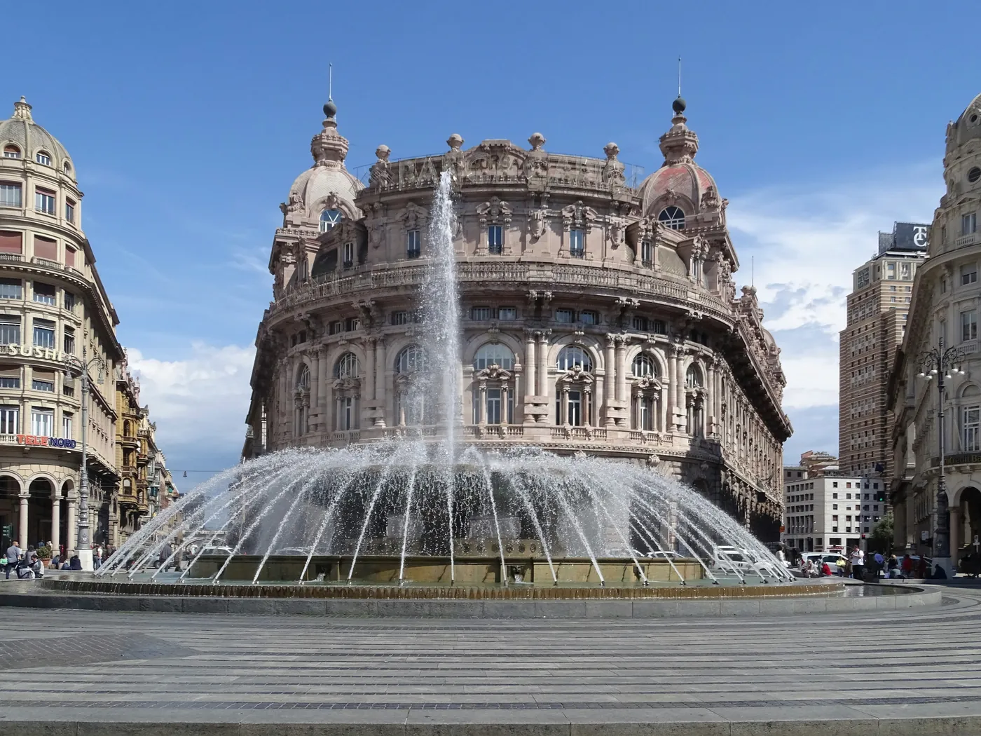 La grande fontana di piazza De Ferrari a Genova davanti al Palazzo della Borsa