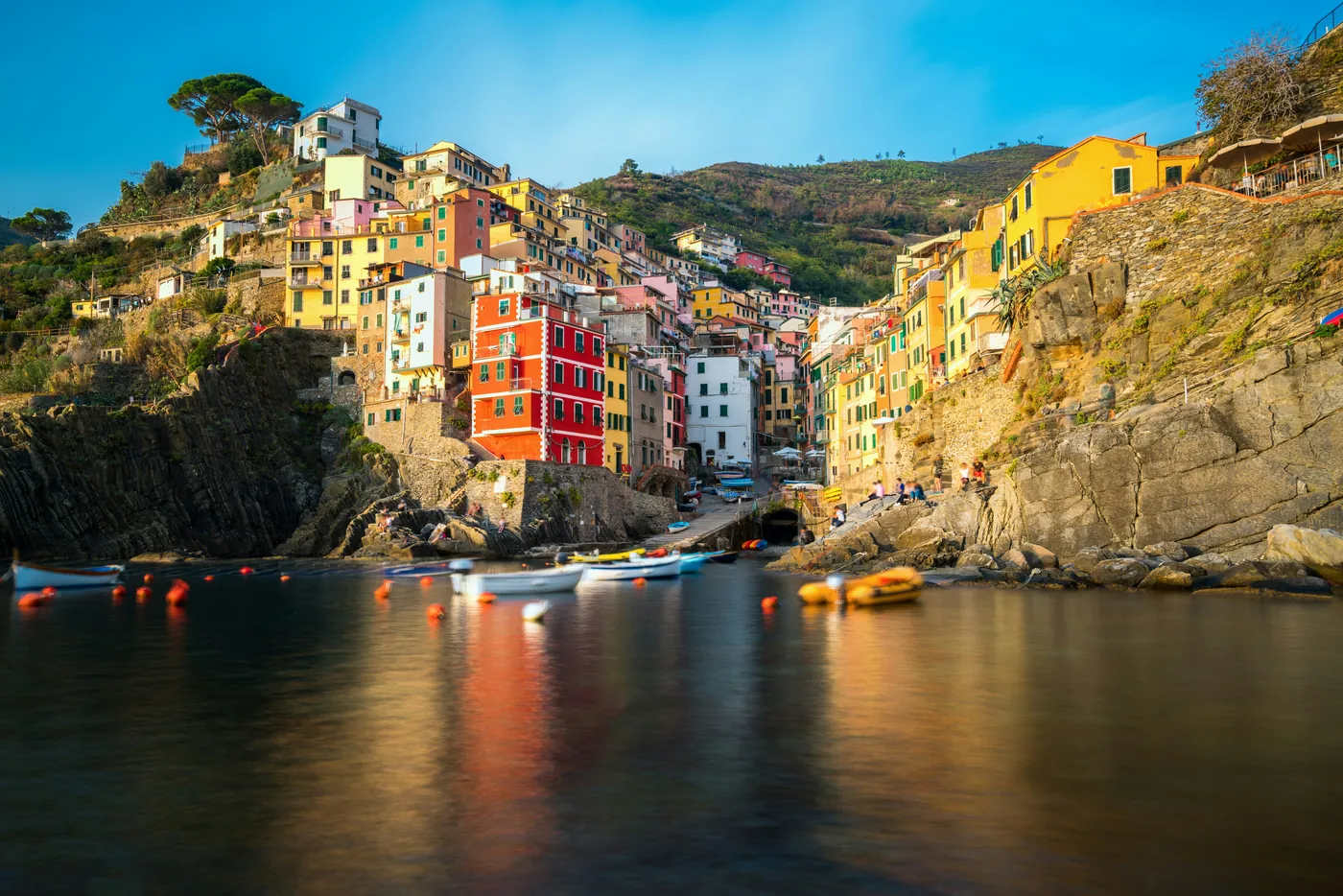 Le case colorate di Riomaggiore sopra il piccolo porto con le barche, alle Cinque Terre