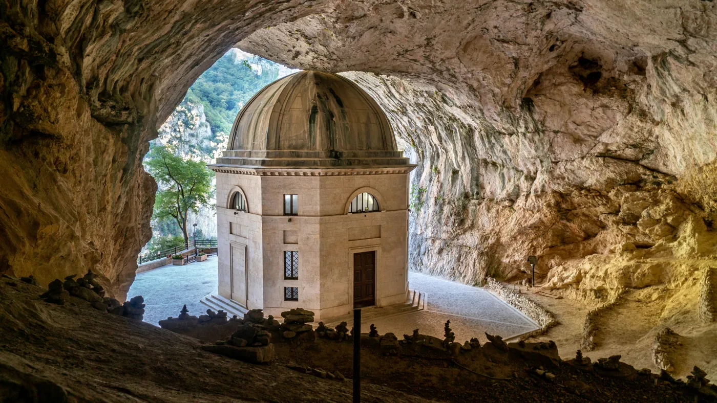 Il tempio ottagonale del Valadier dentro la grotta di roccia, a Genga