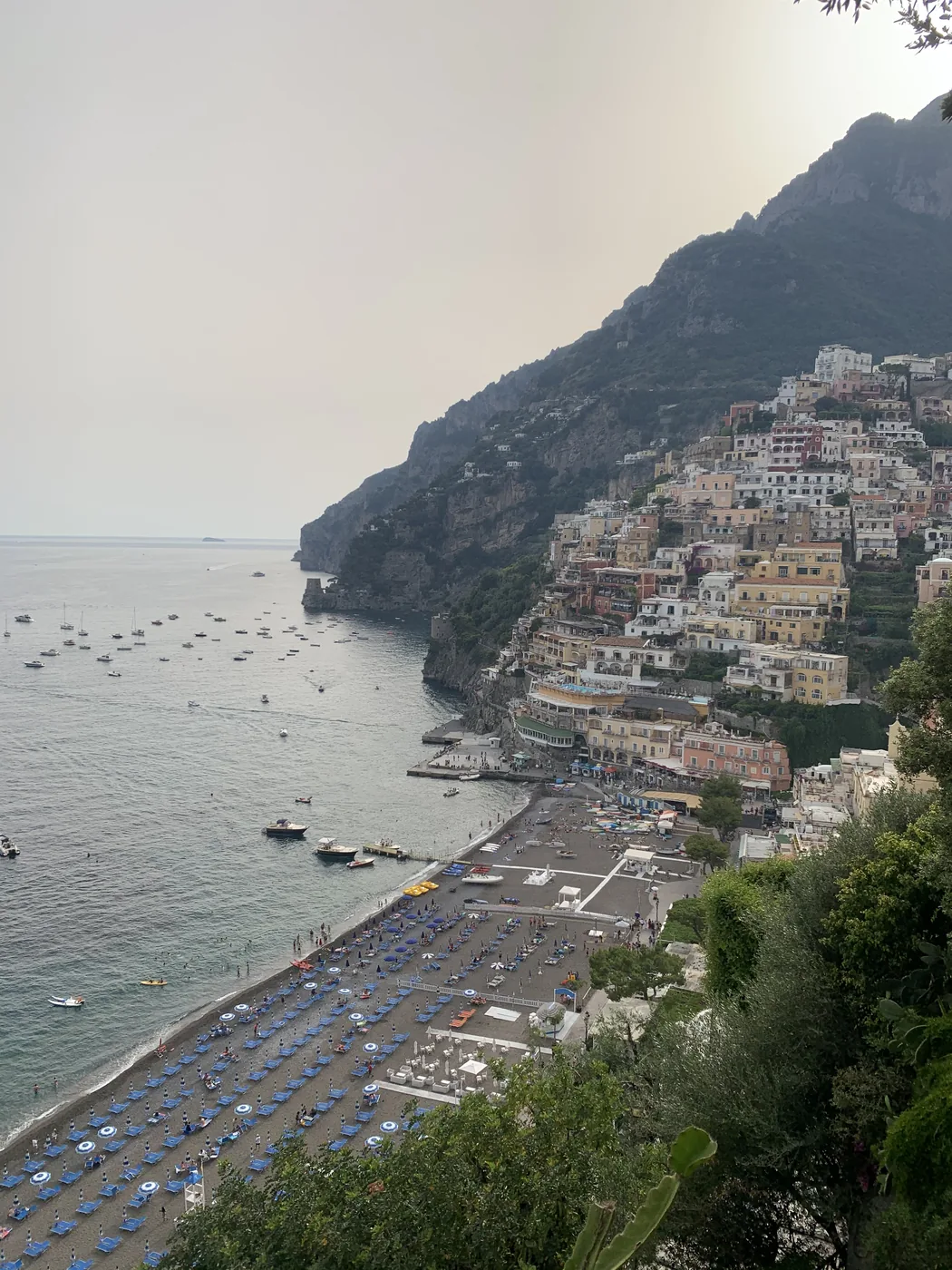 Positano vista dall'alto, le case arrampicate sulla collina sopra la spiaggia e le barche