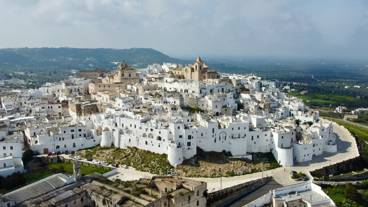 Ostuni dall'alto, con le case bianche raccolte sul colle intorno alla cattedrale