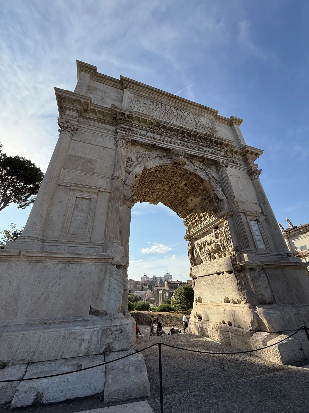 L'Arco di Tito nel Foro Romano contro il cielo azzurro