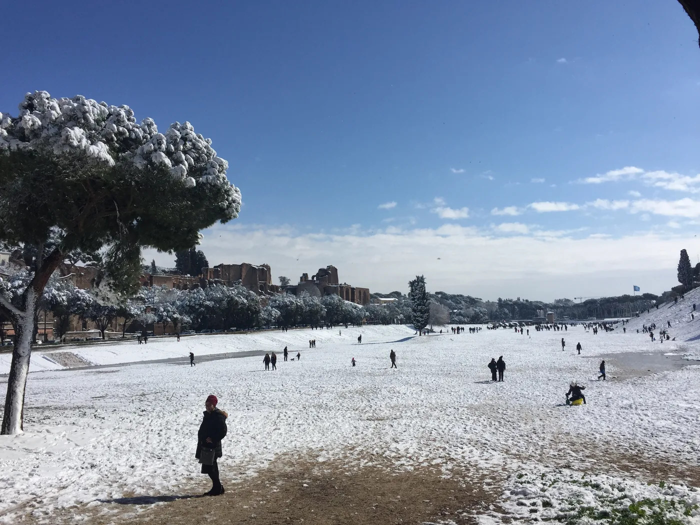 Il Circo Massimo coperto di neve, con la gente che lo attraversa a piedi