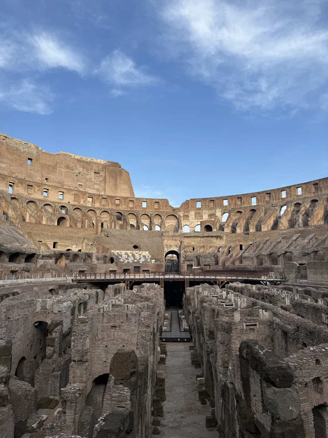 L'interno del Colosseo con i sotterranei dell'arena