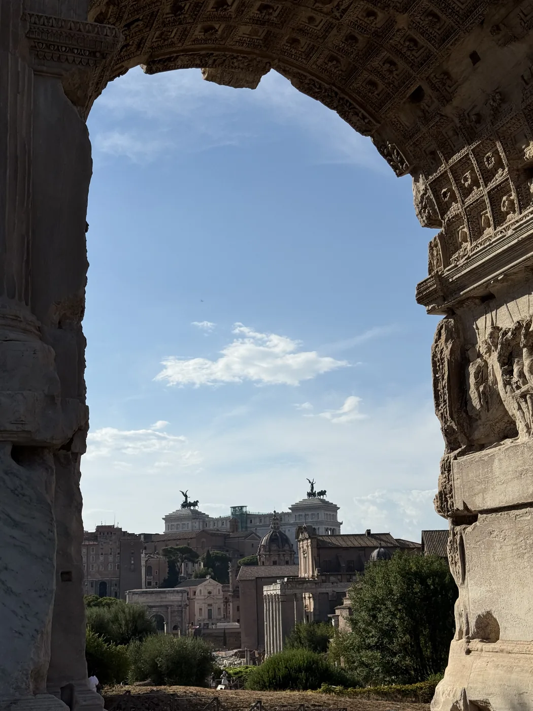 Il Foro Romano e il Vittoriano visti attraverso la volta dell'Arco di Tito