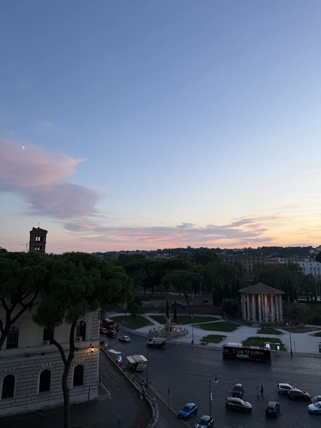 Un tramonto rosa sui tetti di Roma e sul Foro Boario