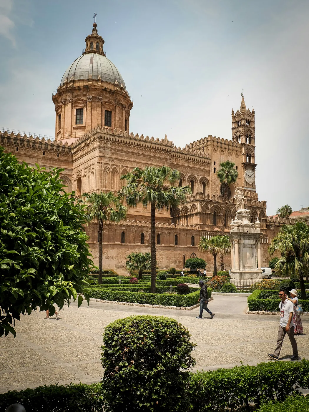 La Cattedrale di Palermo con la cupola e il campanile, tra palme e aiuole