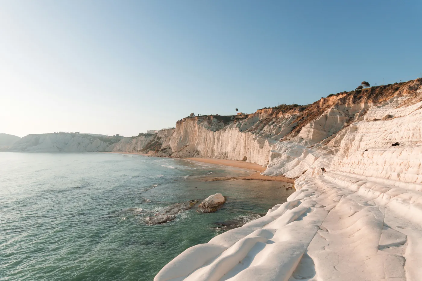 La scogliera bianca della Scala dei Turchi sul mare, nella luce del tardo pomeriggio