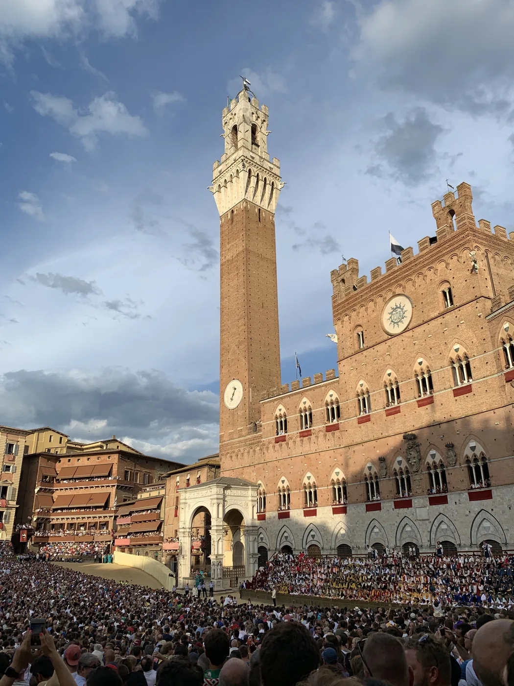 La folla in Piazza del Campo sotto la Torre del Mangia il giorno del Palio