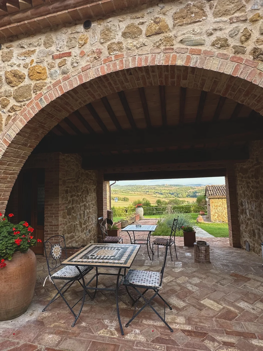 Una loggia in mattoni di un casale toscano aperta sulla Val d'Orcia