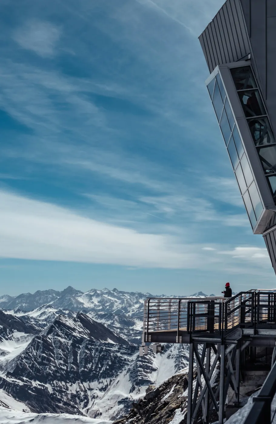 La terrazza panoramica di Punta Helbronner, sullo Skyway Monte Bianco, con le cime innevate delle Alpi