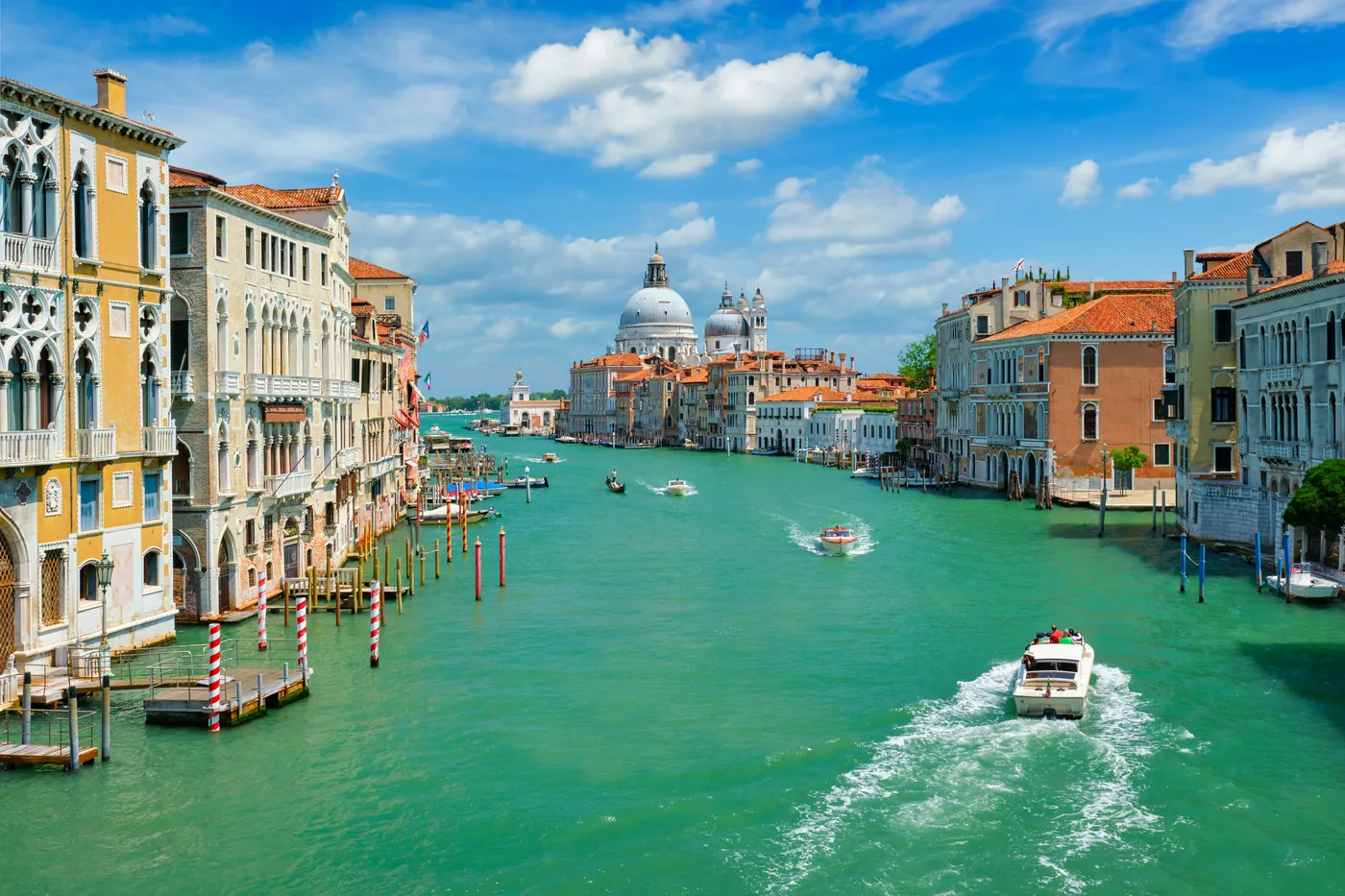 Il Canal Grande di Venezia con i motoscafi e la basilica della Salute in fondo, in un giorno di sole