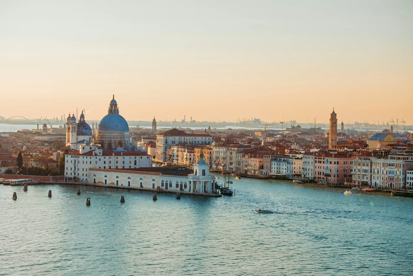 Punta della Dogana e la basilica della Salute a Venezia nella luce dorata del mattino