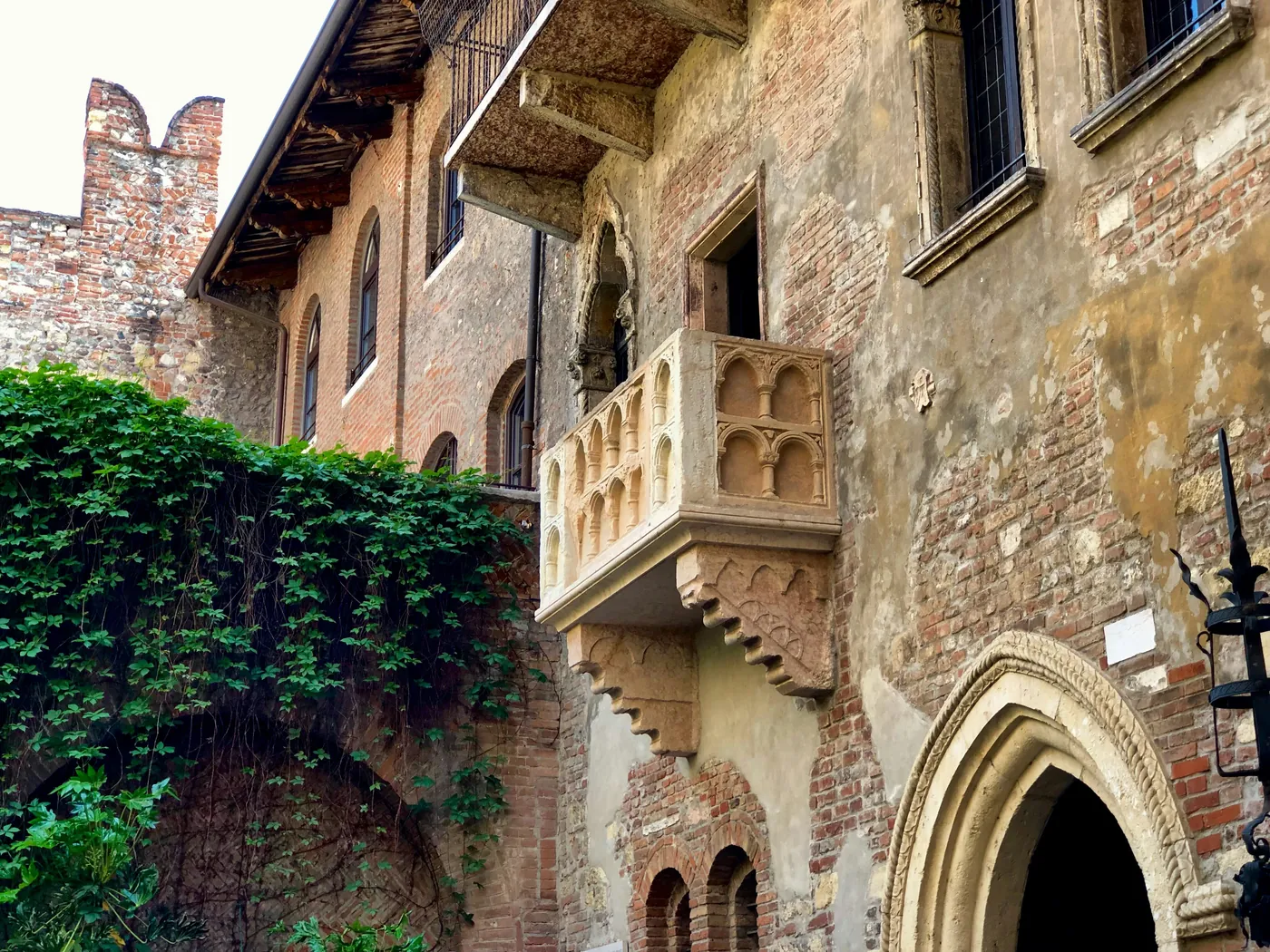Il balcone di marmo della casa di Giulietta a Verona, con l'edera sul muro accanto