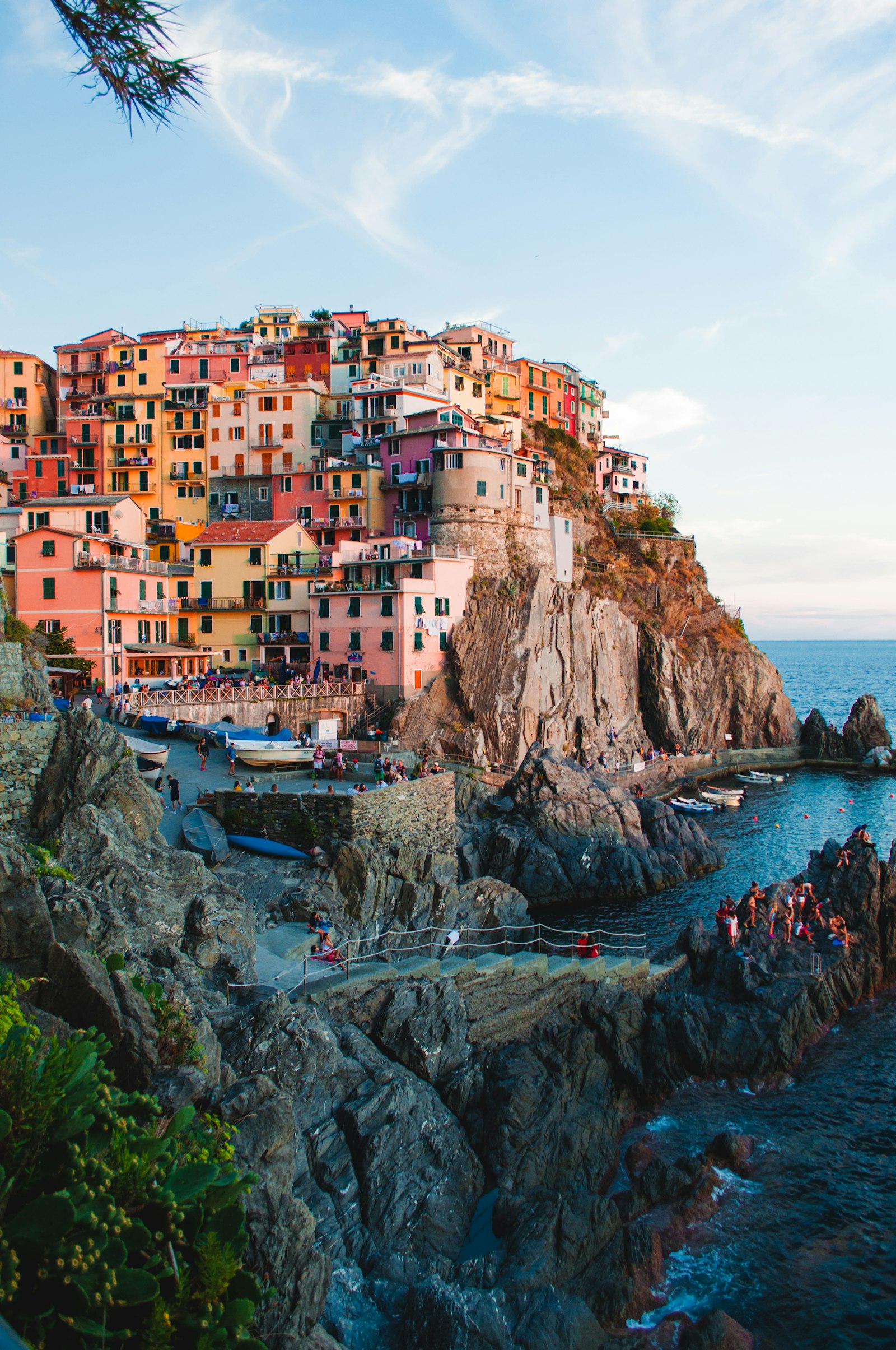 Le case colorate di Manarola, alle Cinque Terre, a picco sul mare ligure