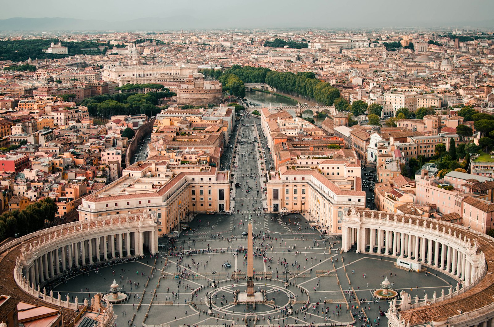 Veduta aerea di Piazza San Pietro e dei tetti di Roma all'imbrunire