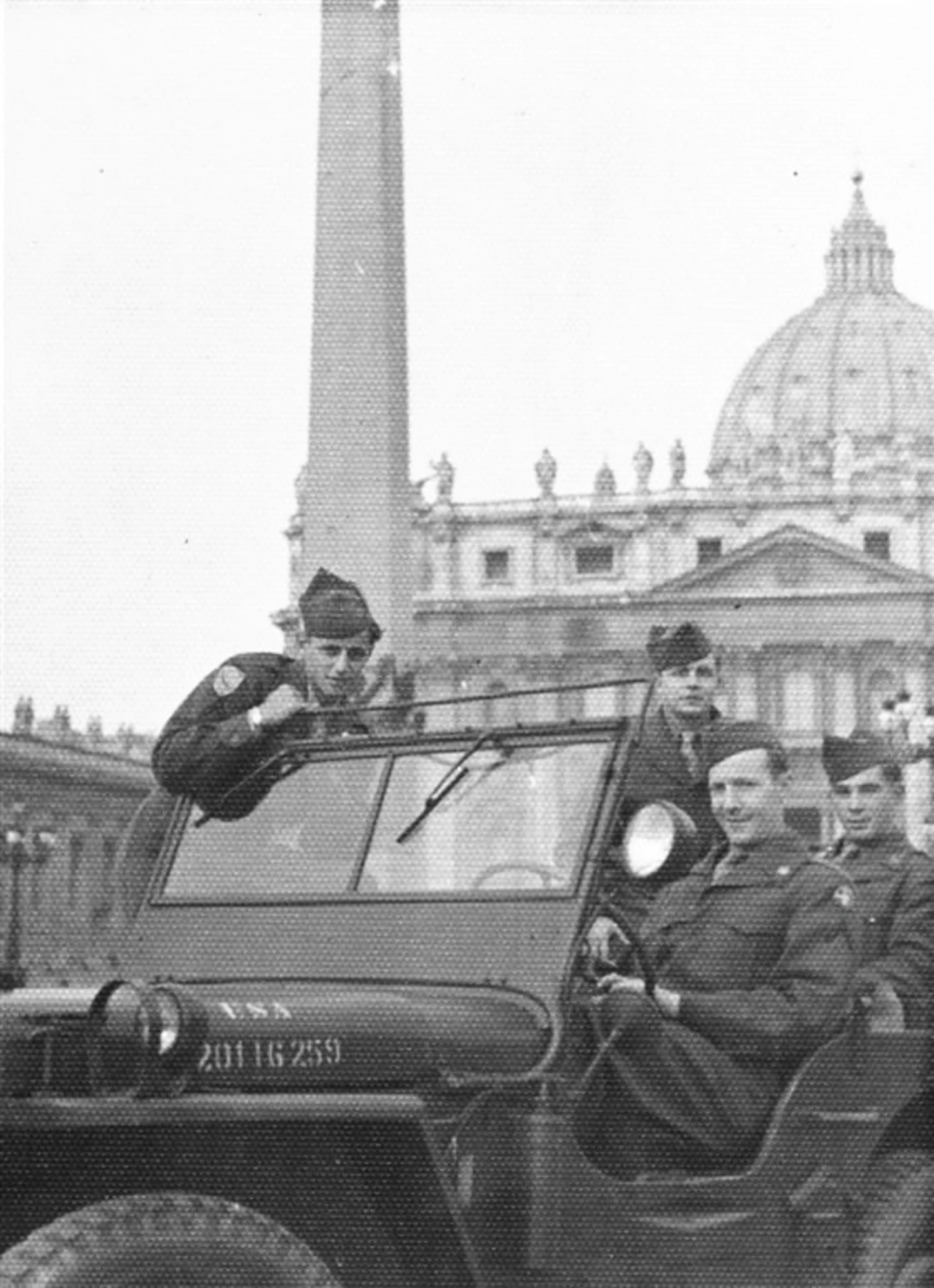 Soldati americani su una jeep in piazza San Pietro, con la cupola e l'obelisco alle spalle
