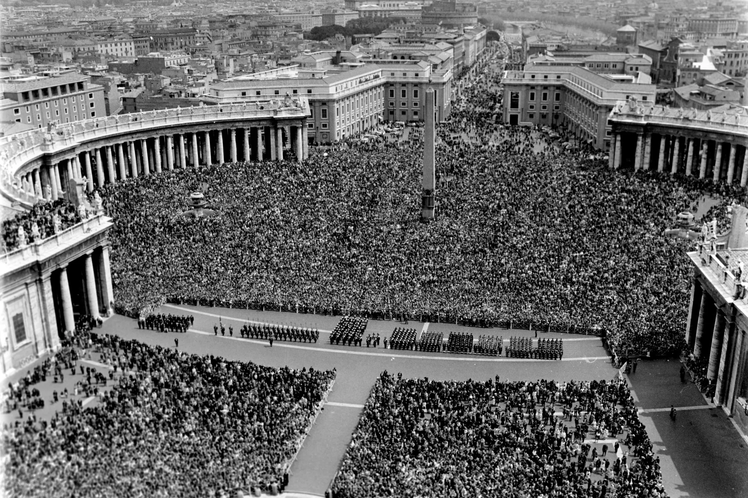 Piazza San Pietro vista dall'alto, gremita di folla il giorno di Pasqua del 1957