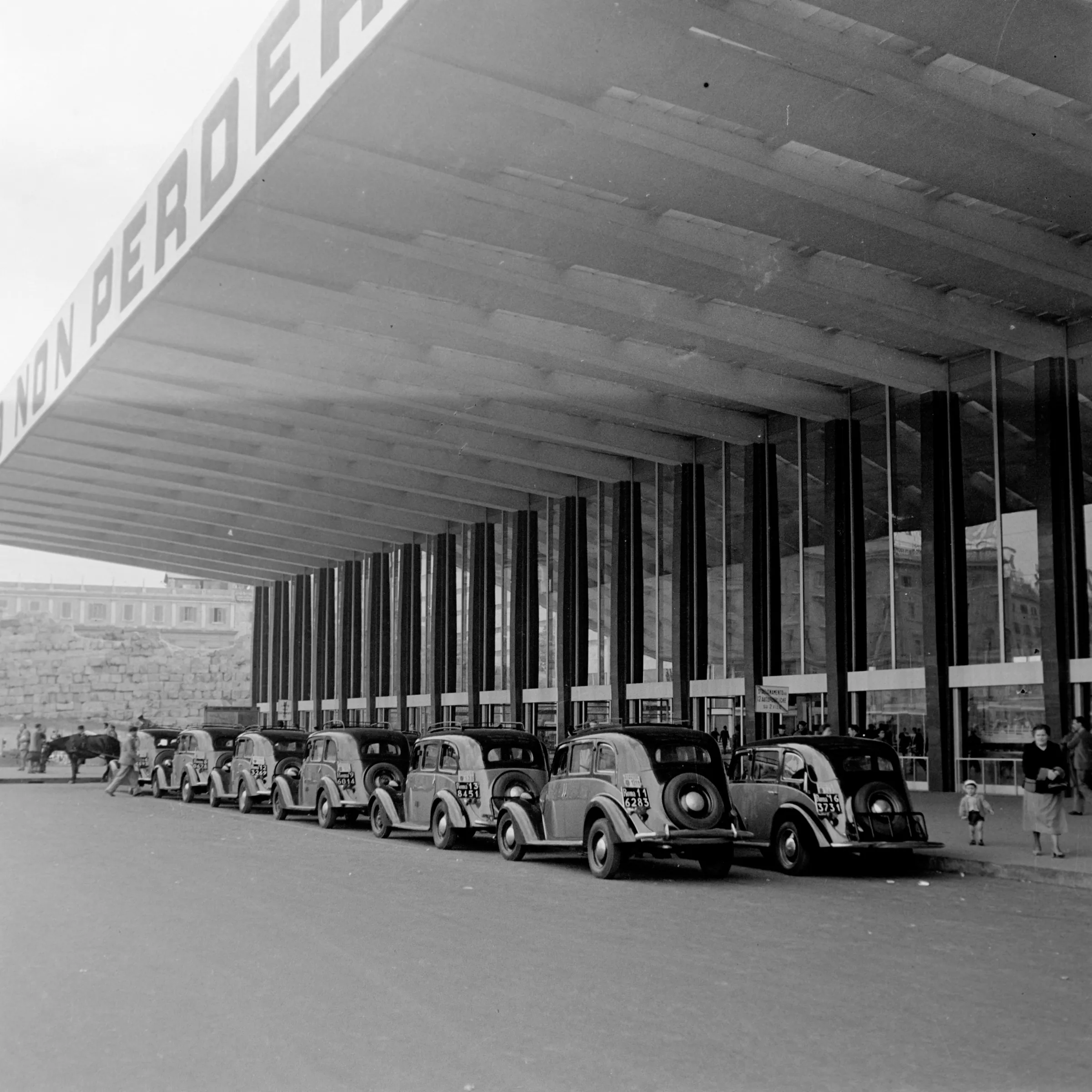 Una fila di taxi in attesa sotto la grande pensilina della Stazione Termini