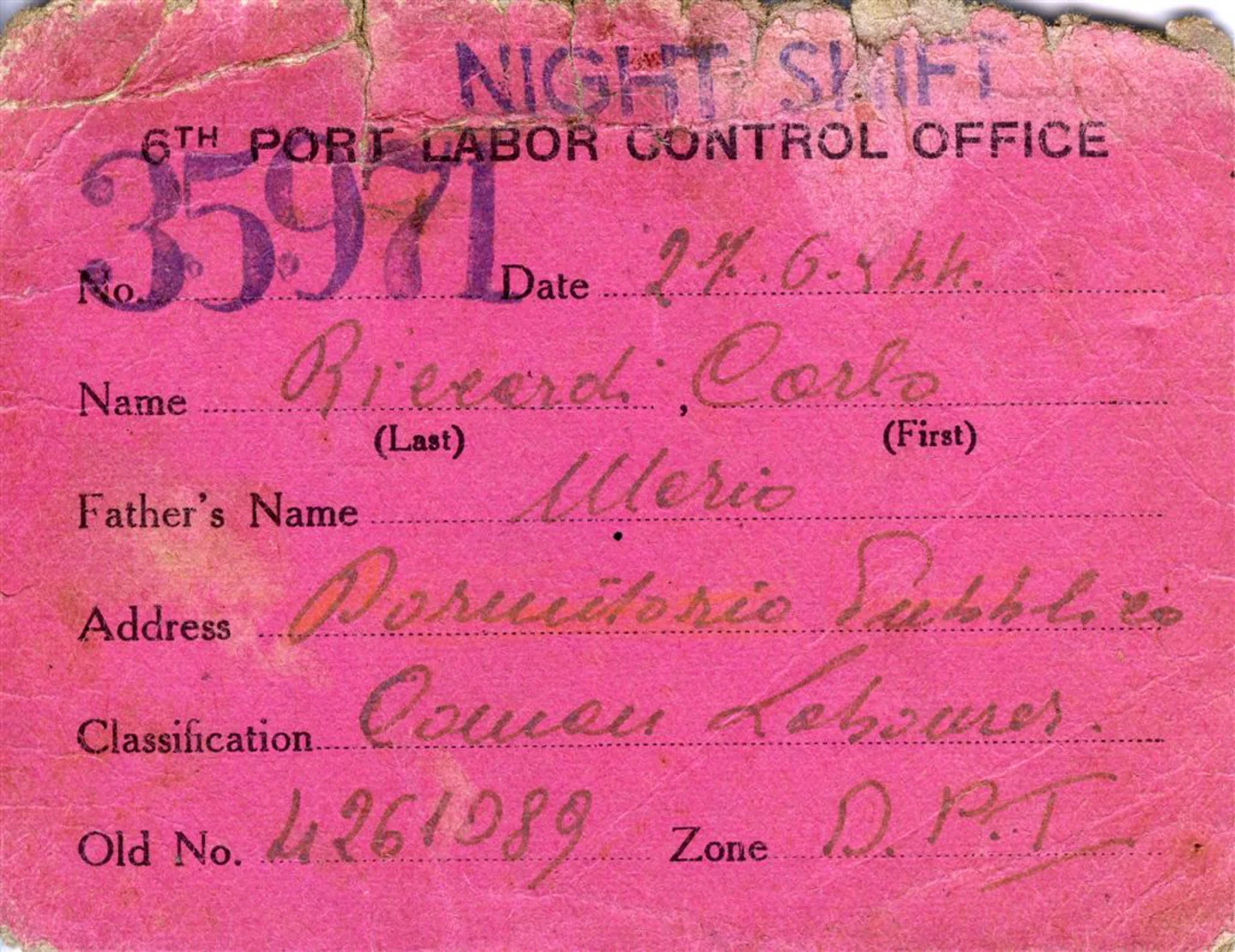 Il tesserino rosa del 6th Port Labor Control Office, datato 27-6-44, intestato a Riccardi Carlo e classificato «Common Laborer», turno di notte