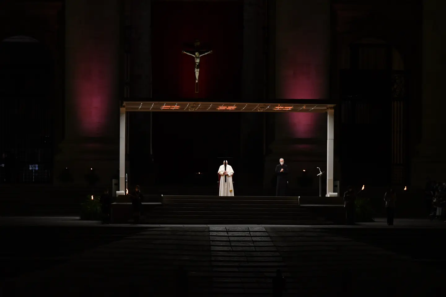 Papa Francesco, piccolo e solo nel buio, davanti al crocifisso durante la Via Crucis