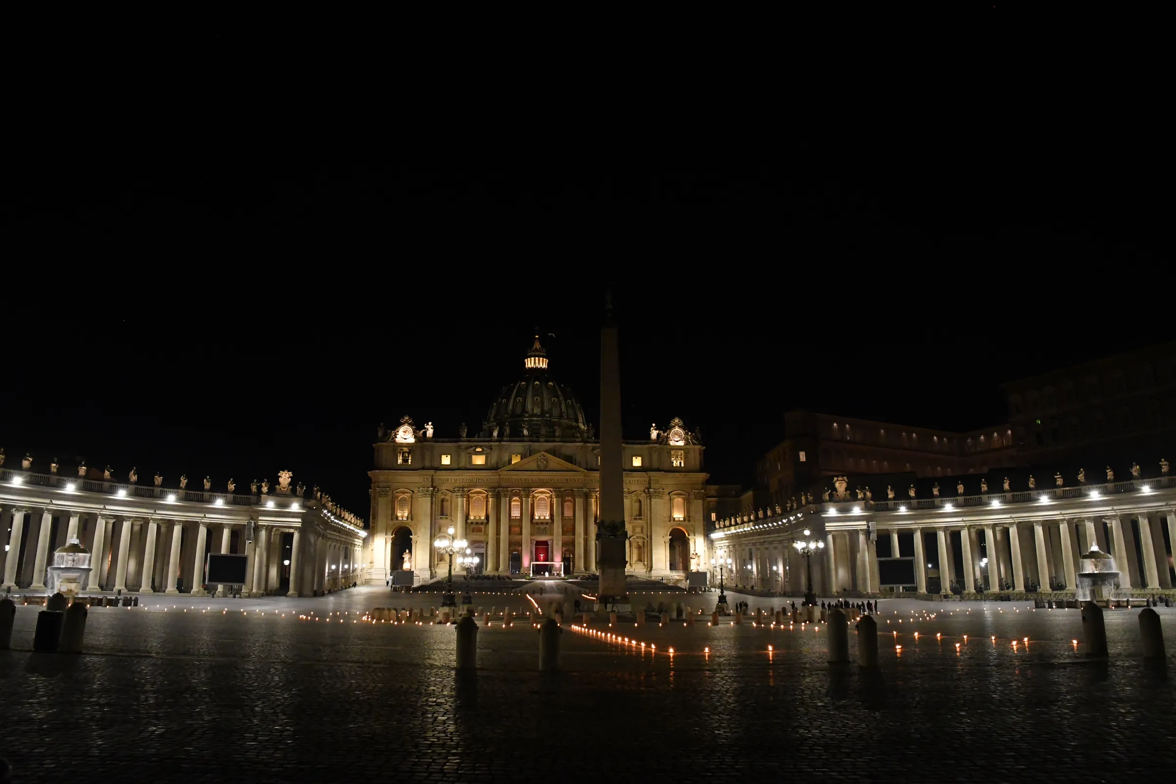 La stessa Piazza San Pietro, completamente deserta di notte, illuminata solo dalle fiaccole