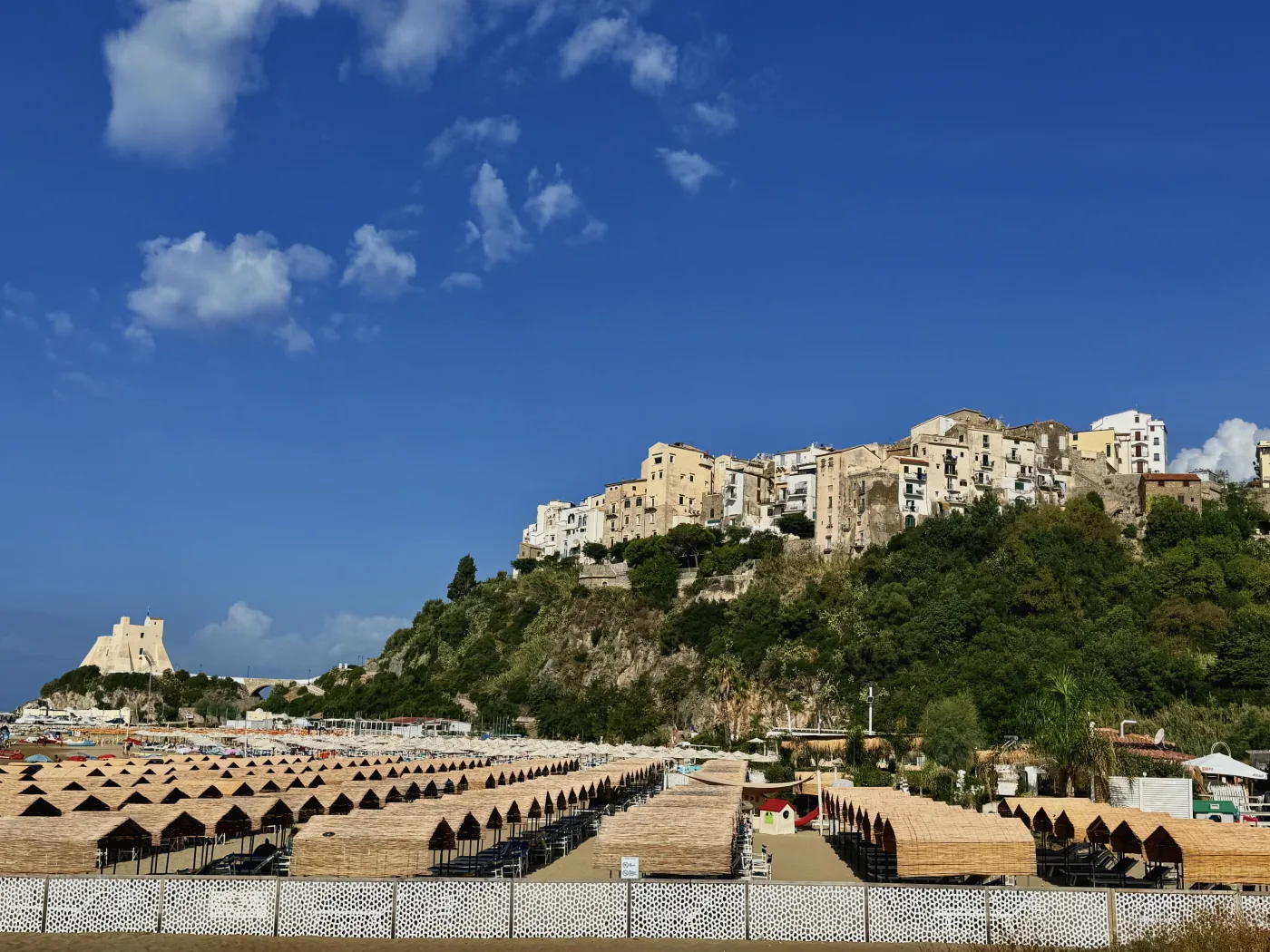 Il borgo di Sperlonga sul promontorio, con la Torre Truglia e la spiaggia ai suoi piedi