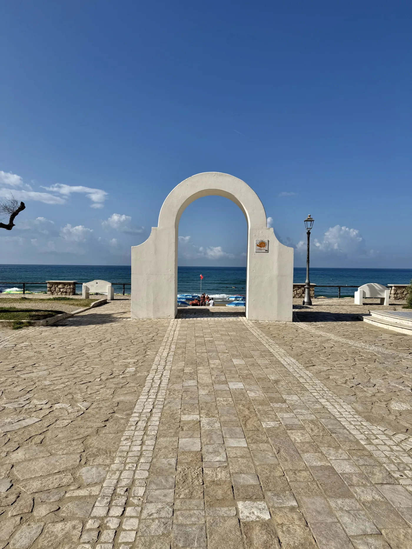 L'arco bianco del lungomare di Sperlonga, affacciato sul mare e sulla spiaggia