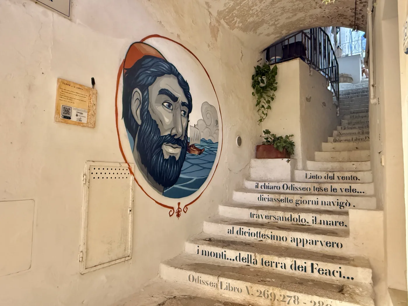 Il volto di Ulisse dipinto su un muro del borgo di Sperlonga