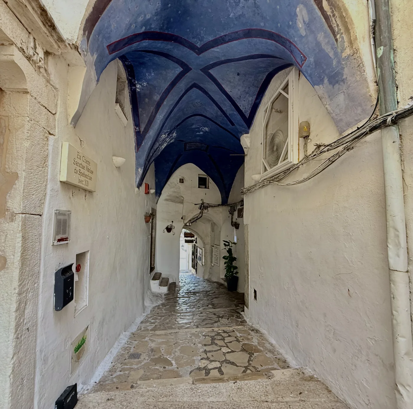 La volta dipinta di blu dell'ex chiesa di Santa Maria, sopra un vicolo del borgo