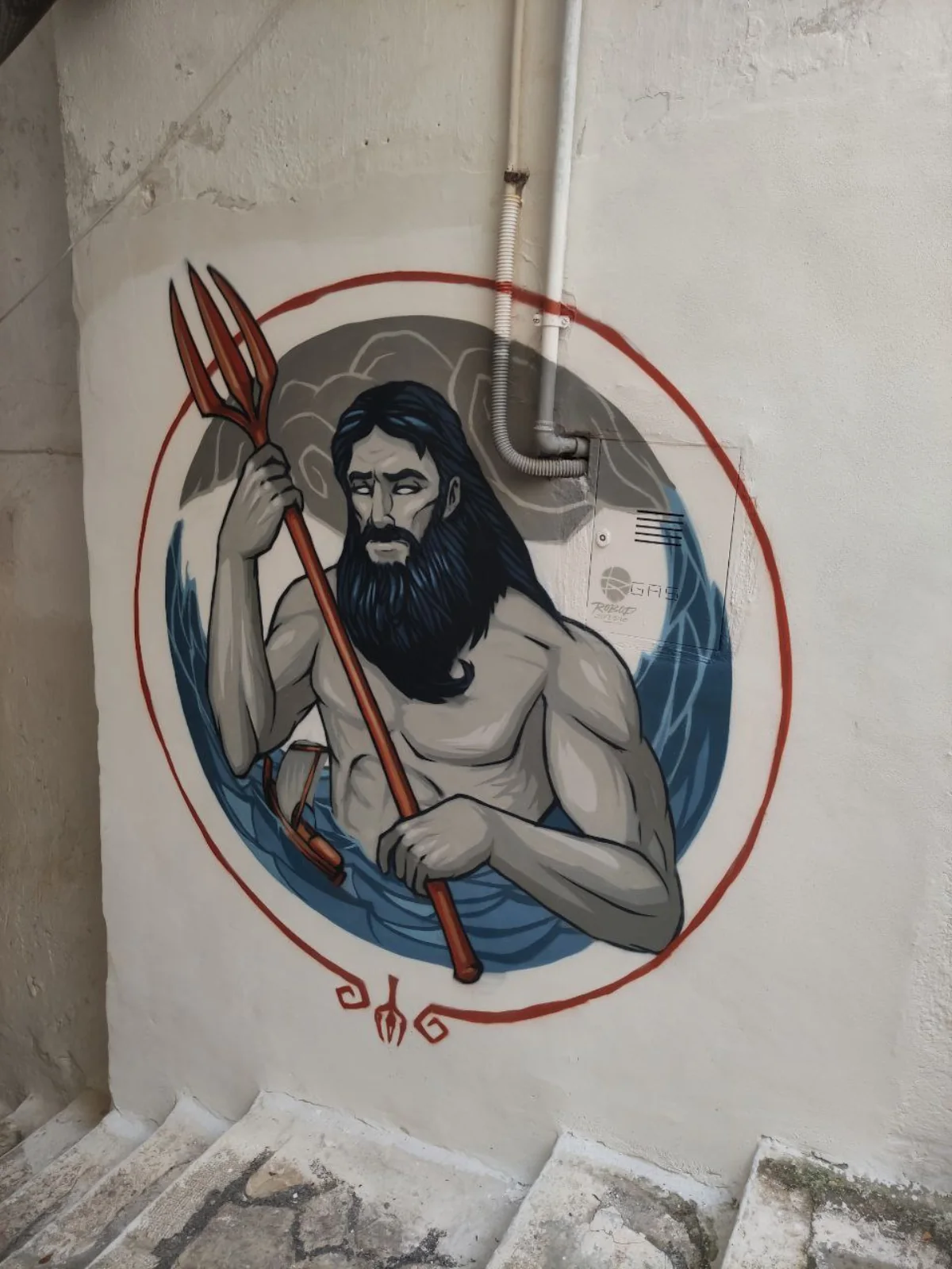 Il murale di Poseidone che imbraccia il tridente, con alle spalle un mare in tempesta e nuvole scure
