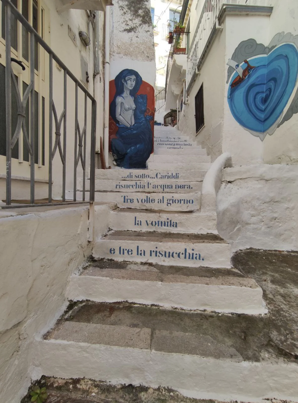 I murales di Scilla e Cariddi, dipinti uno di fronte all'altro sui due lati del vicolo