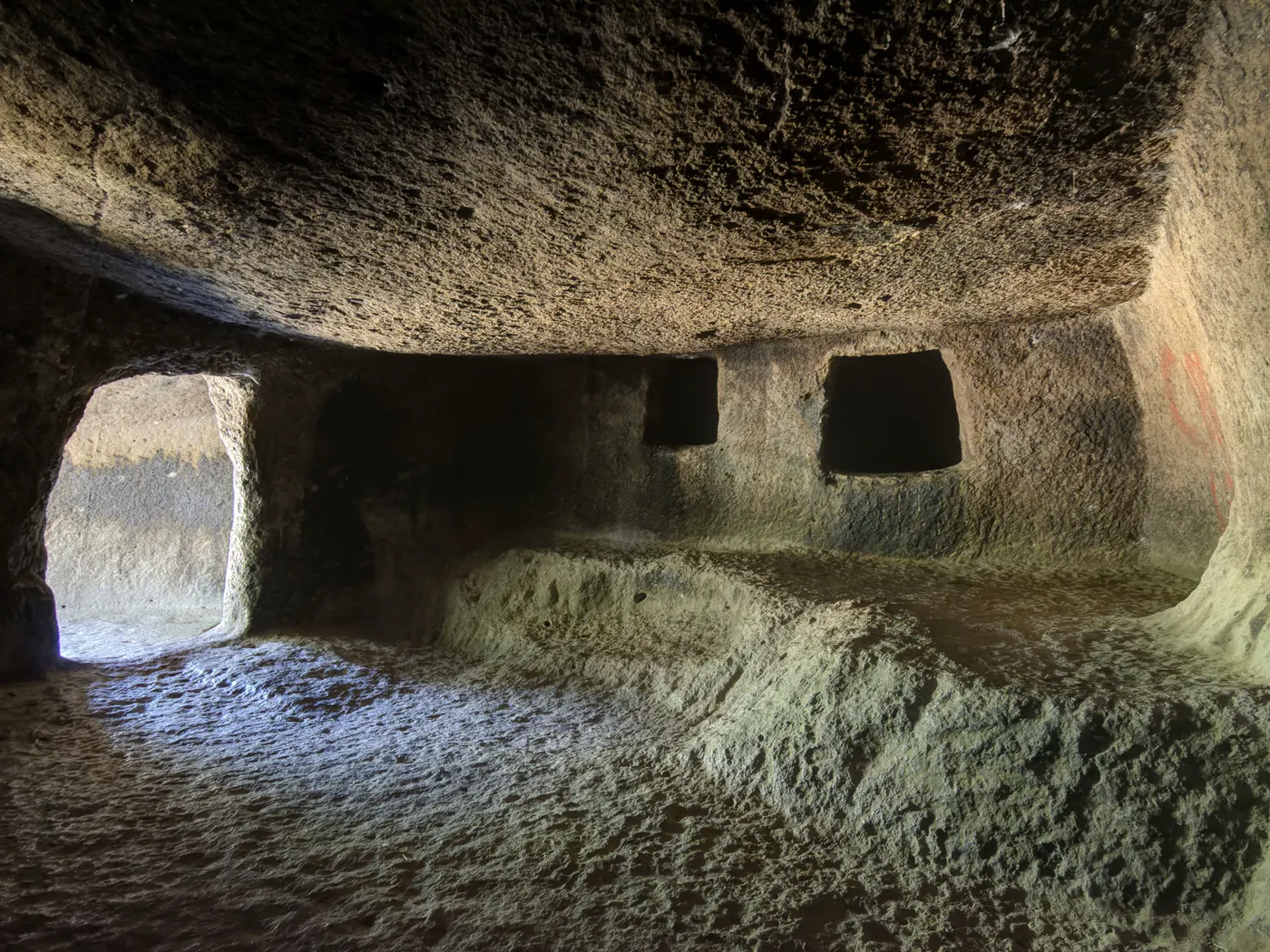 Tradizioni funerarie nella Preistoria della Sardegna: le domus de janas